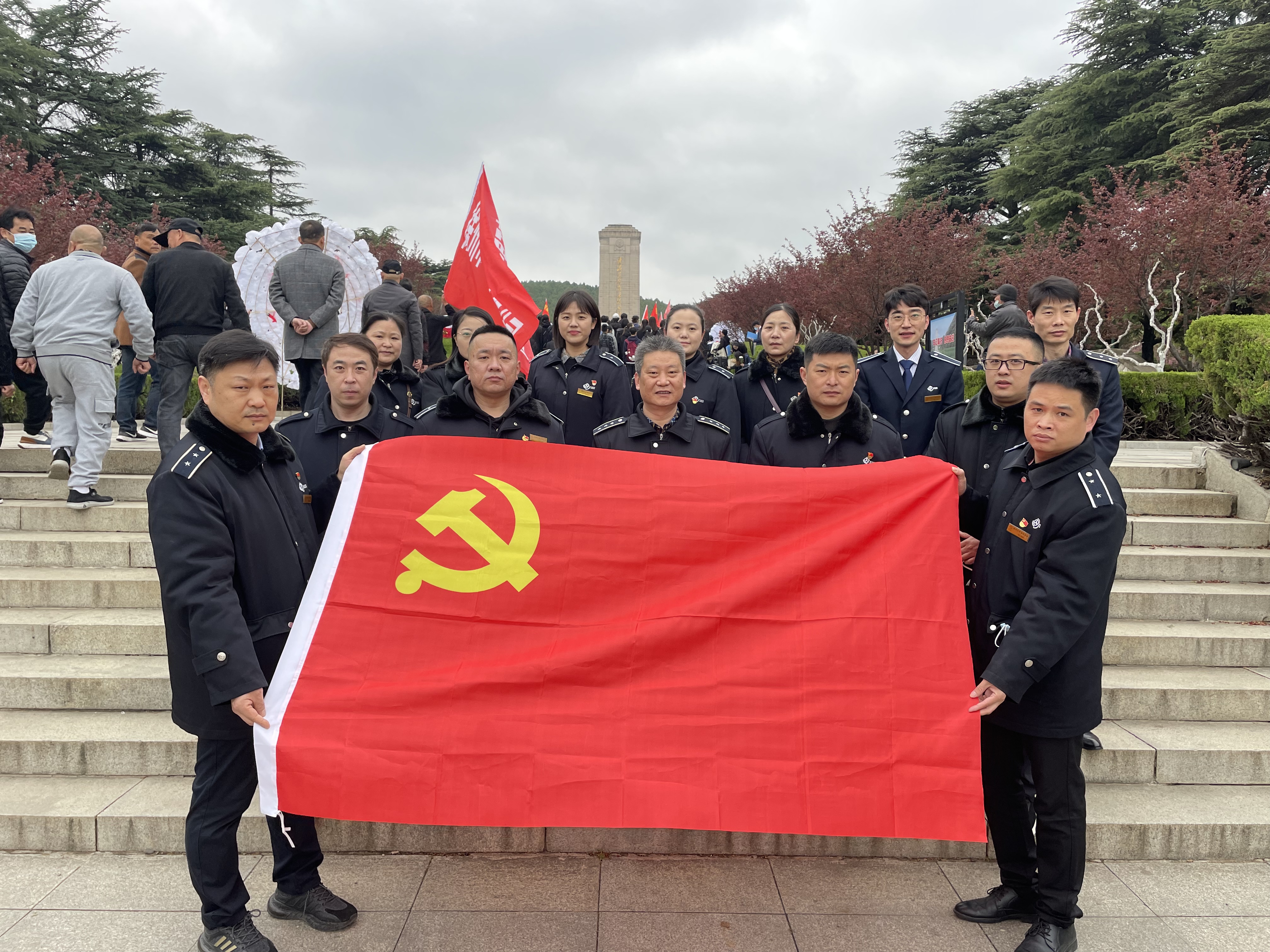 站務(wù)公司開展“緬懷革命先烈 弘揚(yáng)革命精神”暨清明祭掃活動(dòng)