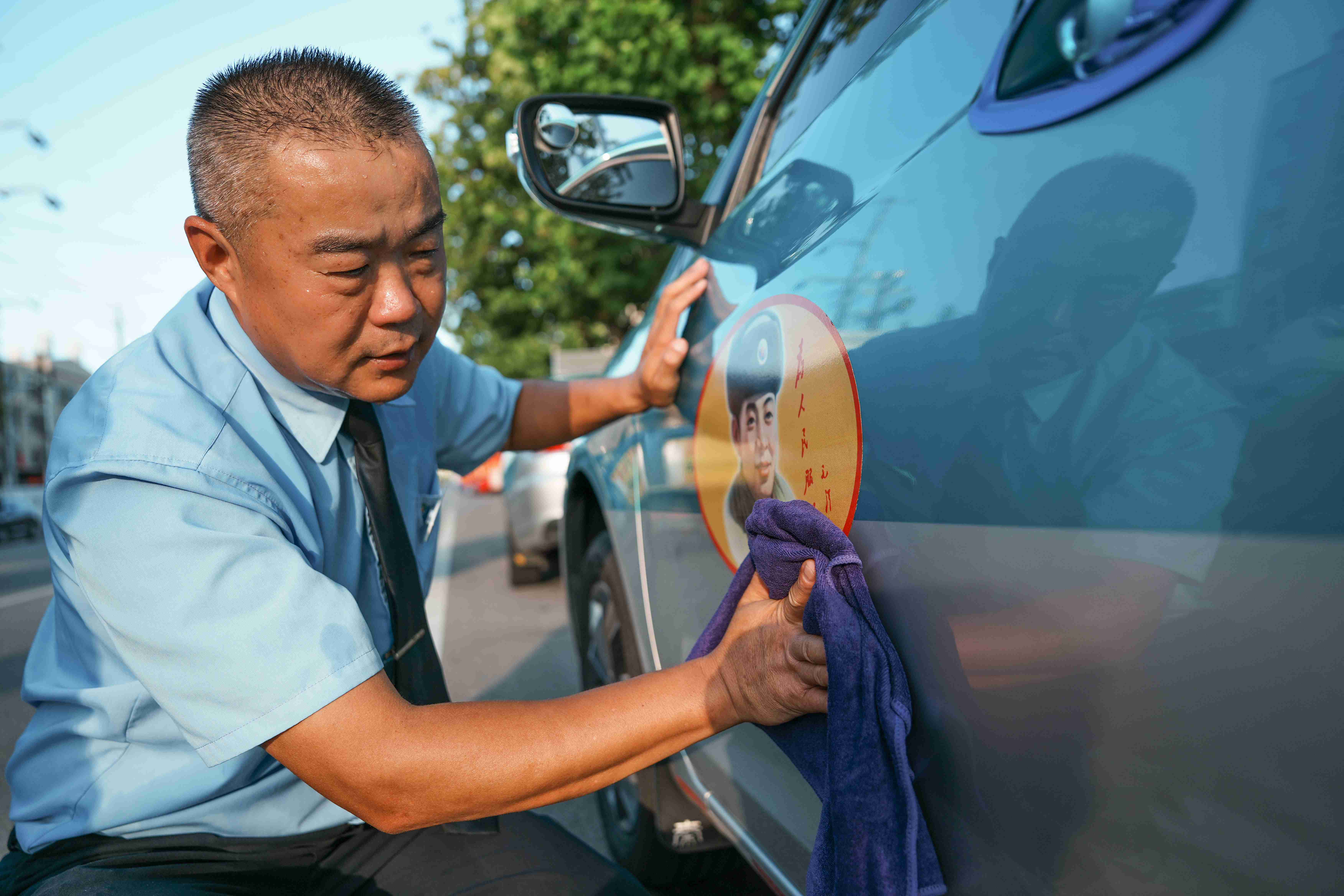 雷鋒車隊(duì)的哥：不懼“烤”驗(yàn)擦亮“流動名片”