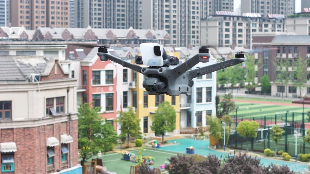 無人機(jī)高空喊話助力城市流動攤販高效管理