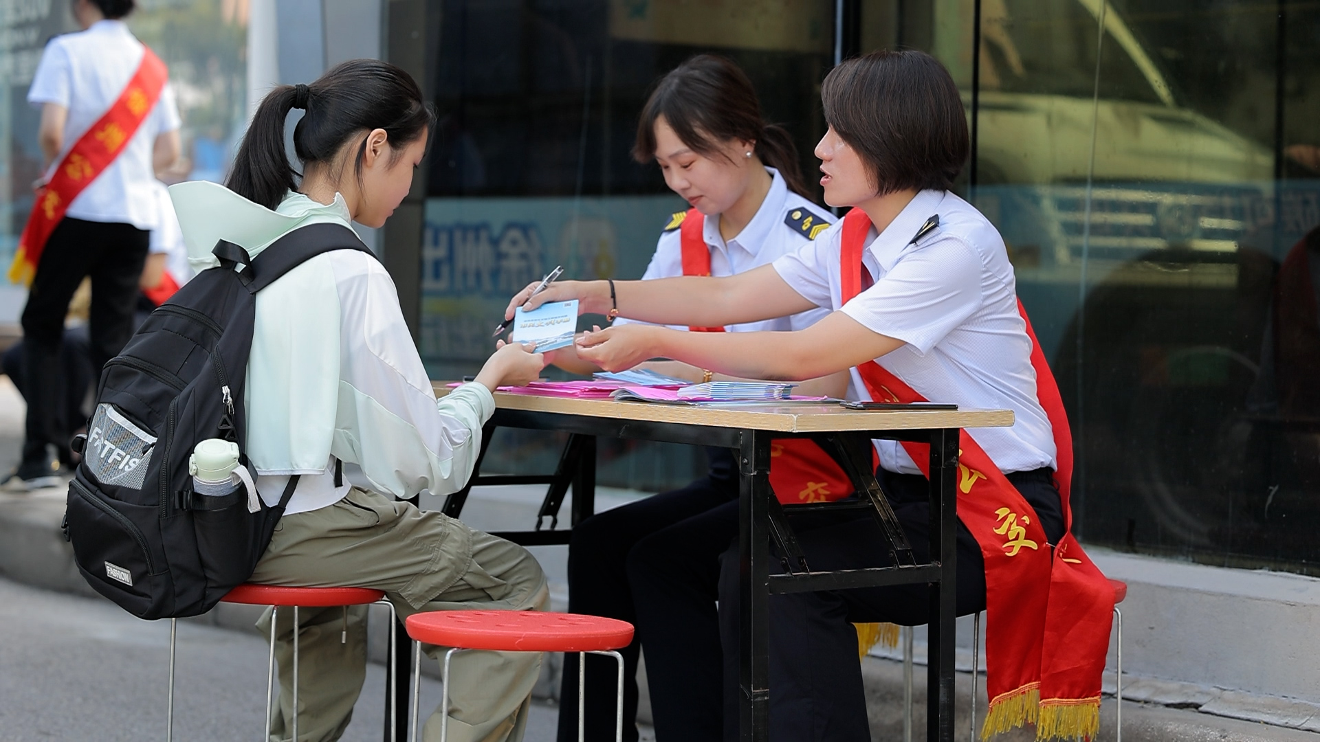 車輪轉(zhuǎn)動傳善意，暖心善舉情滿城